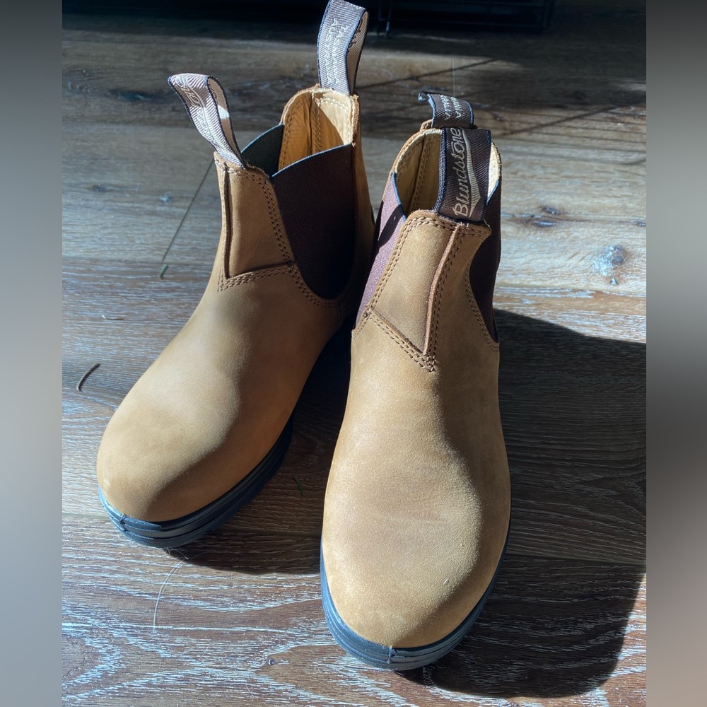 Blundstones 562, Size 6.5, Saddle Brown